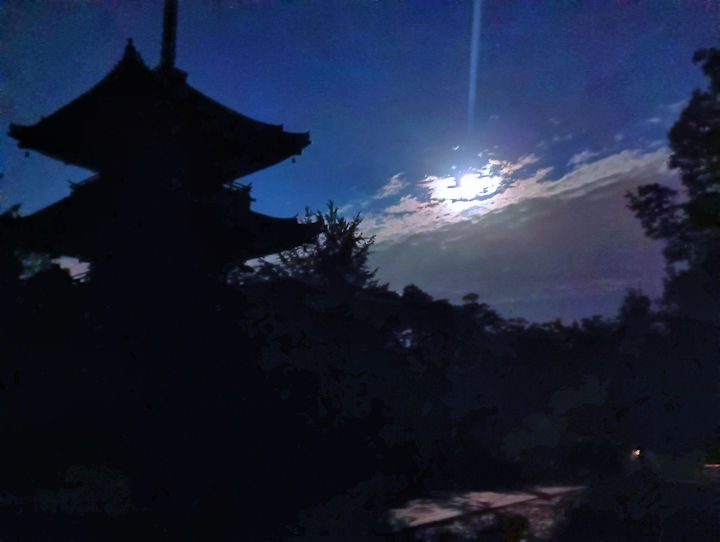 夜明け前の月