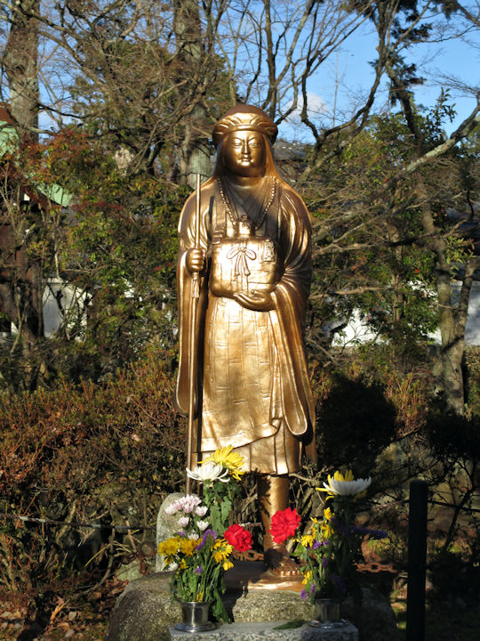 光輝く伝教大師像